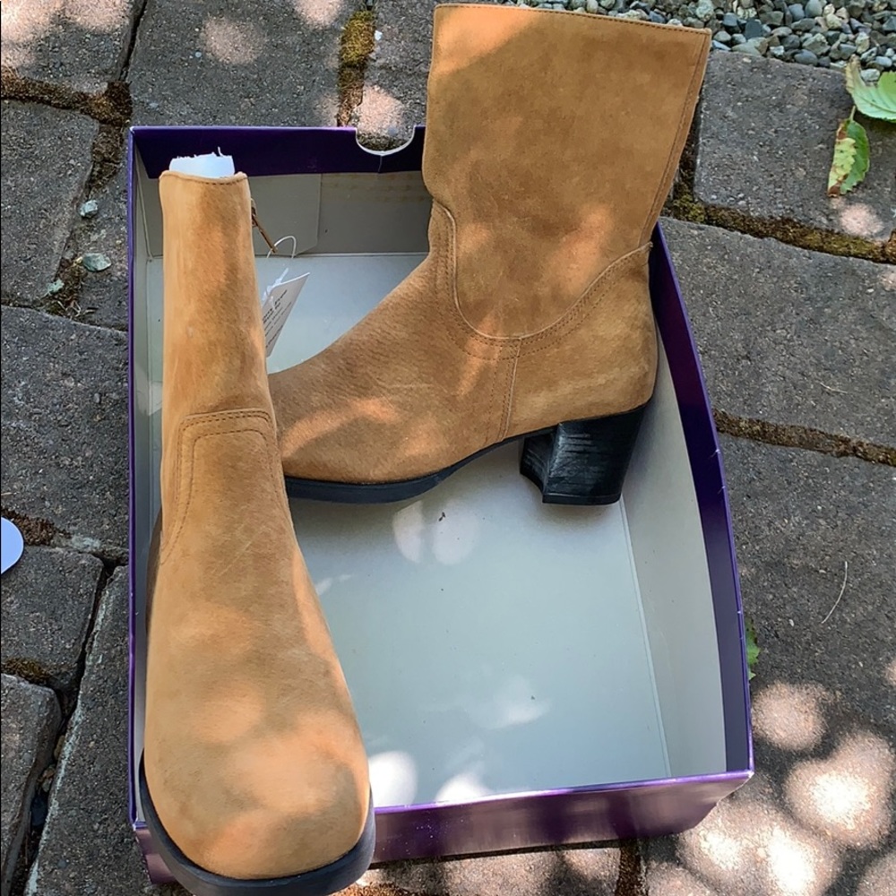 NWT Hush Puppies Montana boot 7EW dark camel suede